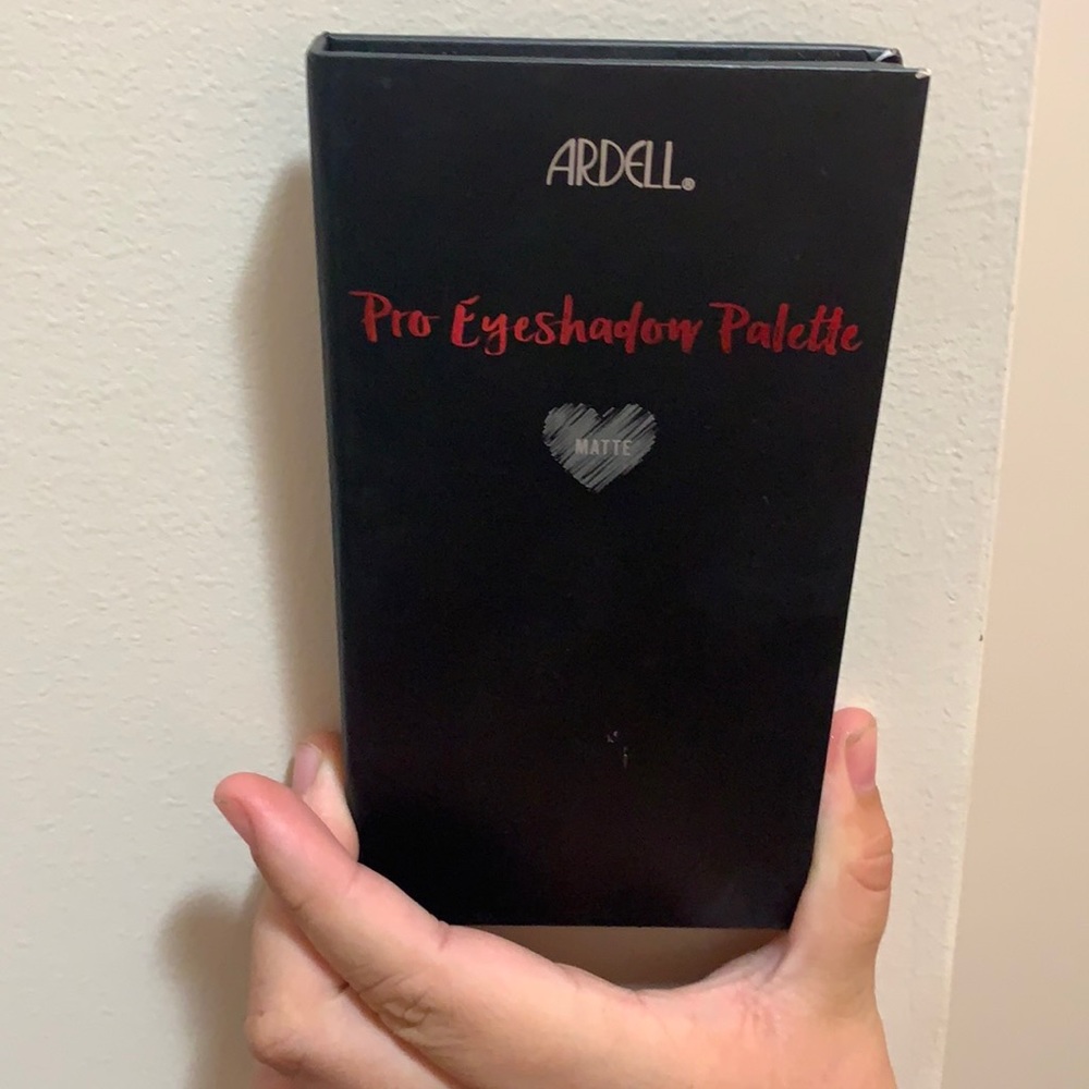 Eye shadow pallet